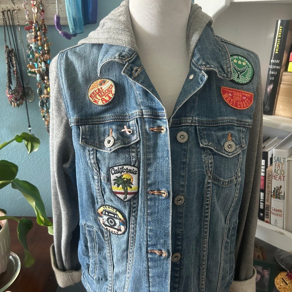 Denim jacket with patches and soft sleeves Torrid 1